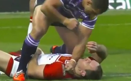 Un joueur de rugby perd son sang froid et cogne un adversaire (vidéo)