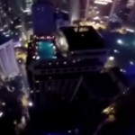 Sauter d&rsquo;une tour en parachute et atterrir dans la piscine d&rsquo;une fête (vidéo)