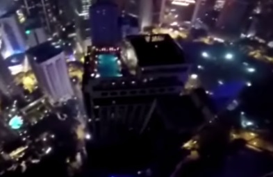 Sauter d’une tour en parachute et atterrir dans la piscine d’une fête (vidéo)