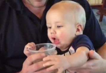 Adorable : un bébé boit de l’eau et il aime ça ! (vidéo)