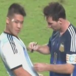 Messi signe un autographe en plein match (vidéo)