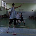 A 14 ans, ce basketteur mesure 2m26 (vidéo)