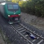 La bêtise du jour : il s&rsquo;allonge sous un train à grande vitesse (vidéo)