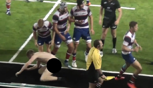 Un streaker plaque un joueur de rugby en plein match (vidéo)