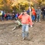 Il sauve ses jambes grâce à un réflexe de fou ! (vidéo)
