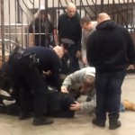 Un policier donne un coup pied dans la tête de son collègue lors d&rsquo;une arrestation (vidéo)