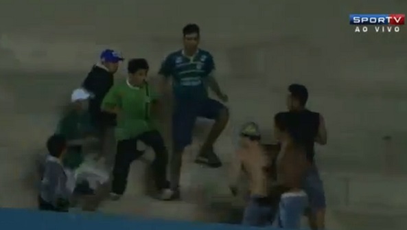 Images chocs d’une violente bagarre dans un stade de foot au Brésil (vidéo)