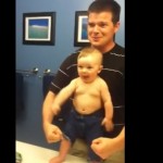 Un bébé montre ses muscles comme son papa (vidéo)