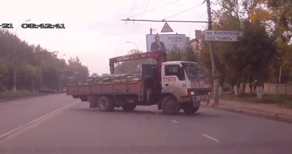 Russie – Un policier demande à un automobiliste de l’aider pour une course-poursuite (vidéo)
