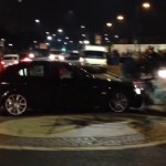 Violent crash entre un scooter et une BMW dans un rond-point (vidéo)