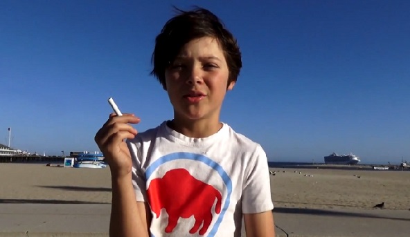 Un enfant demande du feu à des gens pour allumer sa cigarette (expérience sociale)