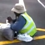 Ce mendiant est un escroc ! (vidéo)