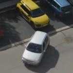 Une blonde gare sa voiture ! (vidéo)