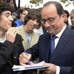 François Hollande signe le mot d’absence d&rsquo;un lycéens venu le saluer (vidéo)