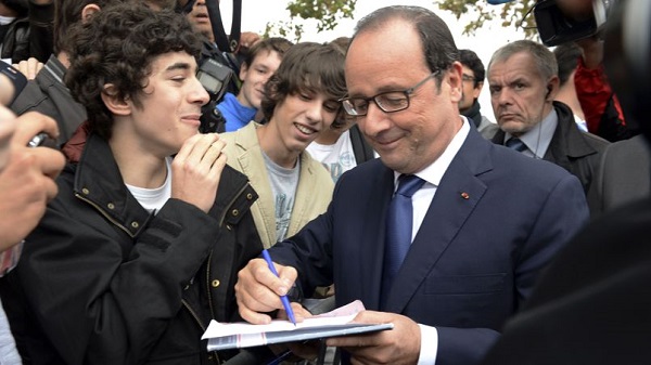François Hollande signe le mot d’absence d’un lycéens venu le saluer (vidéo)