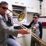 Un père et son fils jouent de la musique dans la cuisine ! (vidéo)