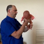 Choc : un pédiatre russe examine un bébé avec violence ! (vidéo)