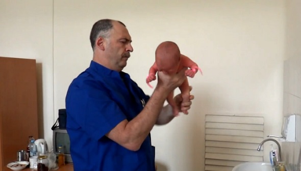 Choc : un pédiatre russe examine un bébé avec violence ! (vidéo)