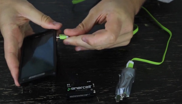 Astuce : comment recharger son smartphone avec une pile de 9v (vidéo)