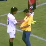 Ronaldinho signe un autographe en plein match (vidéo)