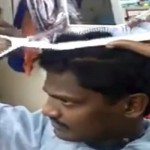Il se coupe les cheveux tout seul comme un pro ! (vidéo)