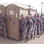 Combien de soldats peut-on mettre dans des toilettes mobiles ? (vidéo)