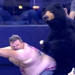 Hockey : un supporter et un ours font le show dans les tribunes ! (vidéo)