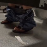 Jeter un préservatif usagé sur les gens aux toilettes (caméra cachée)