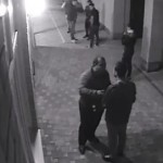 Un boxeur met 2 hommes KO en 2 coups de poings dans une ruelle (vidéo)