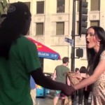Elle fait semblant d&rsquo;être ivre dans la rue pour tester les hommes (vidéo)
