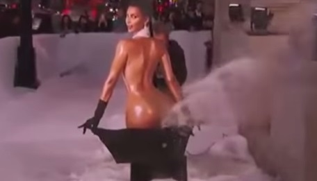 Kim Kardashian nue : la super souffleuse à neige à son effigie (vidéo)