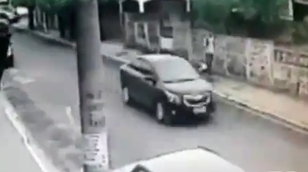 LOL : il arrive à se faire renverser par sa propre voiture (vidéo)