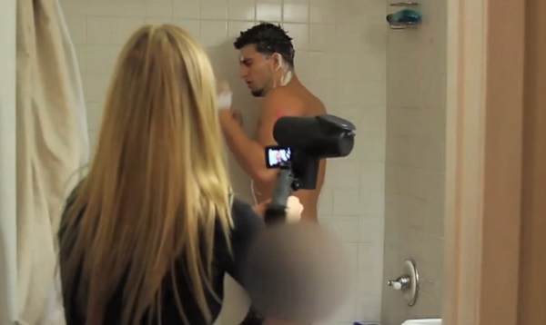 Elle tire avec un pistolet paintball sur son copain qui prend une douche (vidéo)