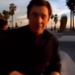 Un journaliste au skatepark : devinez ce qui va le stopper net (vidéo)