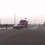 Un piéton échappe miraculeusement à un accident de la route en Russie (vidéo)