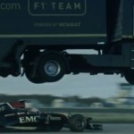 Un camion saute par dessus une F1 Lotus (vidéo)