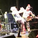 Le chanteur de NOFX frappe un fan en plein concert (vidéo)