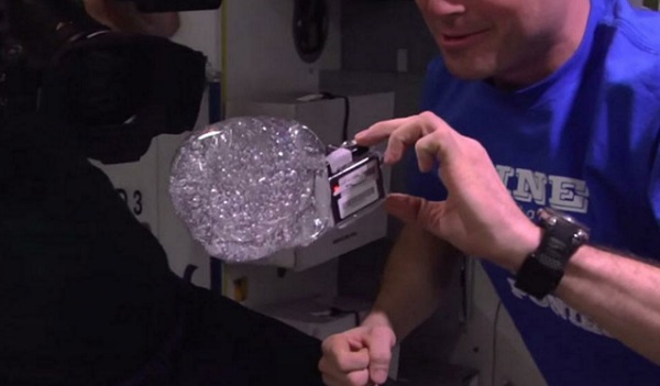 Espace : des astronautes placent une GoPro dans une bulle d’eau (vidéo)