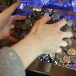 Deux ados remportent le super jackpot dans une salle d&rsquo;arcade au Japon ! (vidéo)