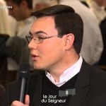 Le gros lapsus d’un jeune prêtre : « on se serre les couilles » (vidéo)