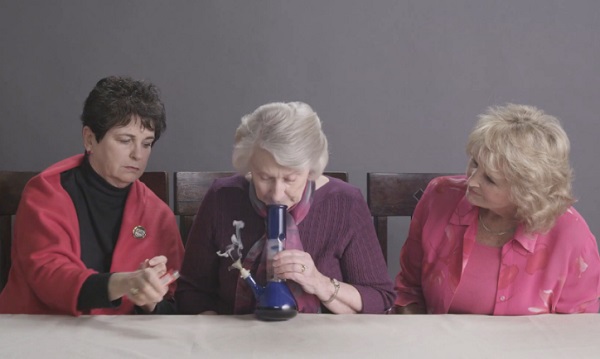 3 grands-mères fument du cannabis pour la première fois ! (vidéo)