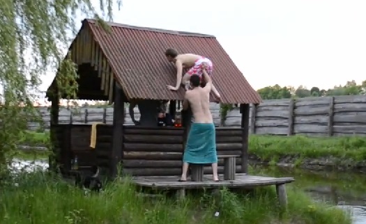 FAIL ! Un russe aide son pote à monter sur le toit d’une cabane ! (vidéo)