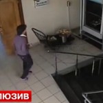 Choc : elle se coince la tête dans le monte-charge et frôle la décapitation (vidéo)