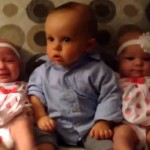 Ce bébé voit des jumeaux pour la première, regardez sa réaction ! (vidéo)