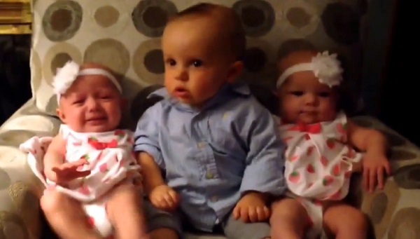 Ce bébé voit des jumeaux pour la première, regardez sa réaction ! (vidéo)