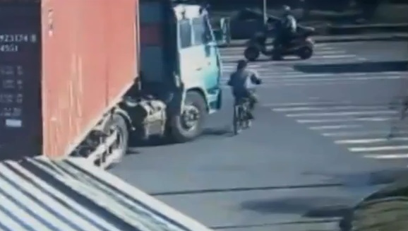Incroyable : écrasé par un camion, il s’en sort par miracle (vidéo)