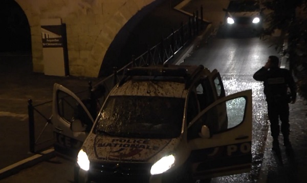 Déguisé en chouette, Rémi Gaillard chie sur une voiture de police (vidéo)