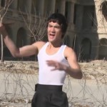 Découvrez le sosie afghan de Bruce Lee (vidéo)