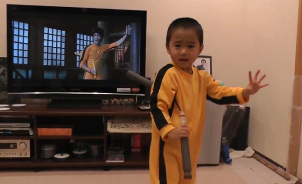 Ce mini Bruce Lee va vous en mettre plein la vue avec son nunchaku (vidéo)