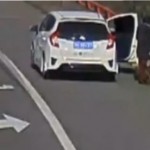 Une femme se fait violemment percuter par un pneu sur l&rsquo;autoroute (vidéo)